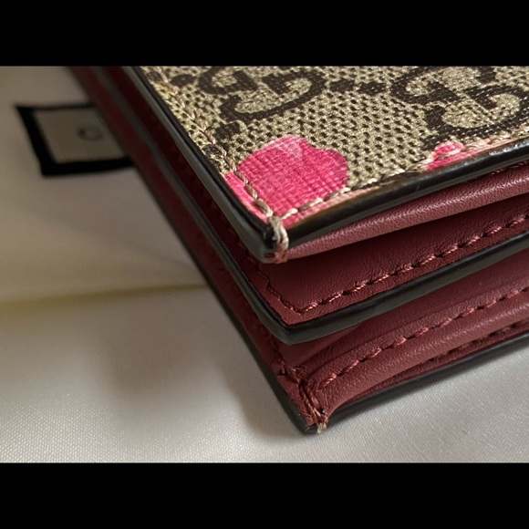 SOLD Gucci blooms Compact Wallet - Picture 14 of 16